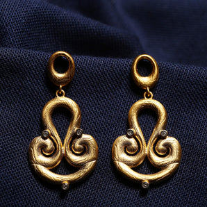 Meeting of Two Swans Motif Earring